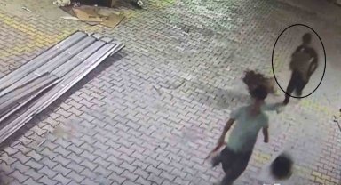 Kuruyemiş dükkanına giren acemi hırsızlar kucaklarında çerez çuvalıyla kameraya yakalandı