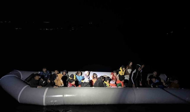 Lastik botları arızalanan ve sürüklenen 27 kaçak göçmen kurtarıldı