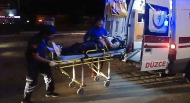 Motosiklet otomobile çarpıp dükkana girdi: 2 yaralı