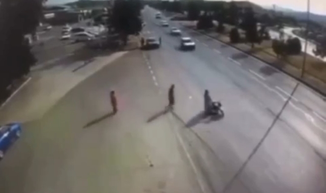 Motosiklet sürücüsünün hayatını kaybettiği kaza kamerada