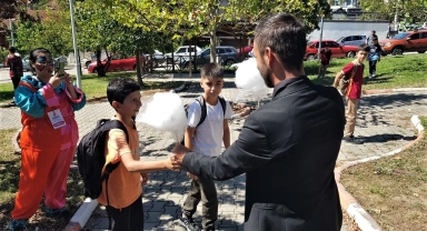 Muhtar adayı, pamuk şeker ve balon dağıtarak öğrencileri mutlu etti