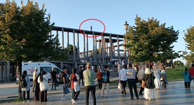 Müze korkuluklarında can pazarı, aşağıda canlı yayın telaşı