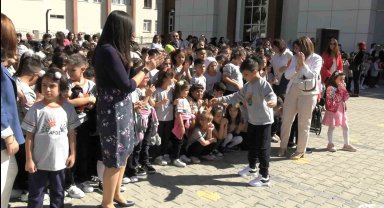 Okulun açılışını öğretmeniyle karşılıklı göbek atarak kutladı