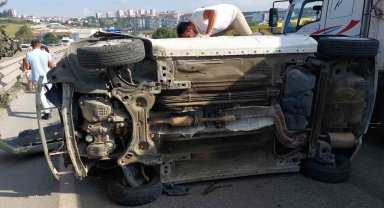 Önündeki araca çarpan otomobil devrildi: 1 yaralı