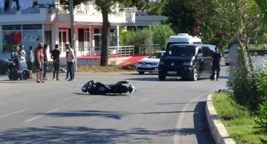 Panelvanla çarpışan motosiklet sürücüsü kaskı sayesinde ölümden döndü