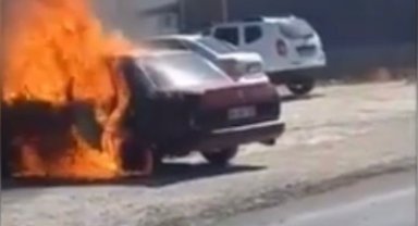 Park halindeki araç alev topuna döndü