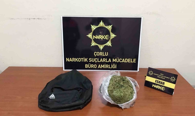 Polisten kaçarken atılan poşetten 900 gram esrar çıktı, 1 kişi tutuklandı