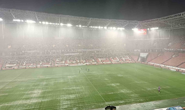 Samsunspor - İstanbulspor maçı yoğun yağıştan dolayı durdu