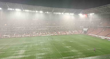 Samsunspor - İstanbulspor maçı yoğun yağıştan dolayı durdu