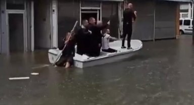 Sel vuran sanayide kayıkla gezenler gündem oldu