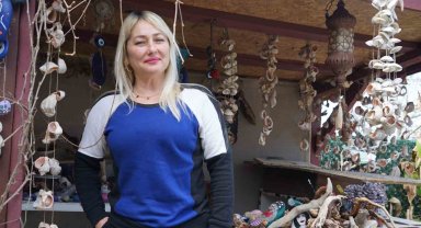 Selin sürüklediği ağaç kökleri ile taşları toplayıp dekoratif süs eşyalarına dönüştürdü