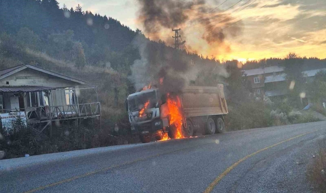 Seyir halindeki hafriyat kamyonu alev alev yandı