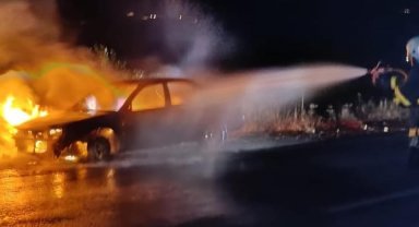 Seyir halindeki otomobil alev alev yandı