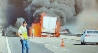 Seyir halindeki tırın dorsesi alevlere teslim oldu