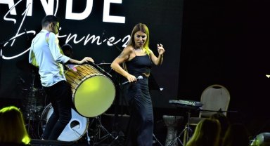 Sezonun son sahnesini yapıp dinleyicisiyle vedalaştı