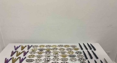 Şüpheli araçtan onlarca muşta ve bıçak çıktı