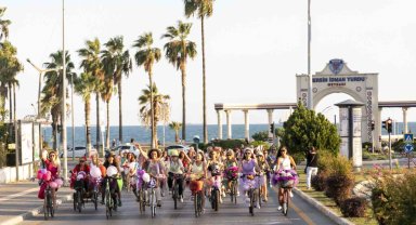 Süslü kadınlar, bisiklet farkındalığı için pedal çevirdi