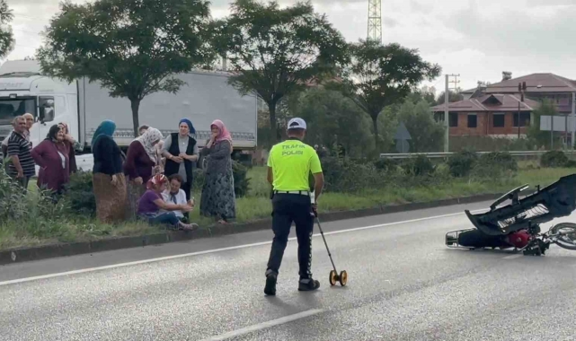 SUV tipi otomobil motosiklete çarptı: 1'i ağır 2 yaralı