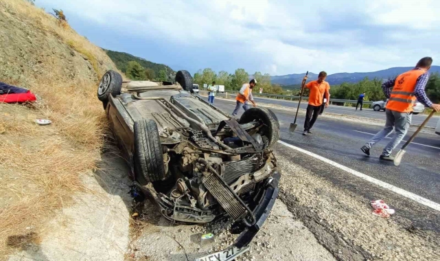 Takla atan otomobildeki 3 kişi yaralandı