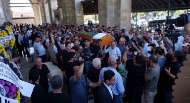 Taksicinin kapısını açması genç gazeteciyi hayattan kopardı