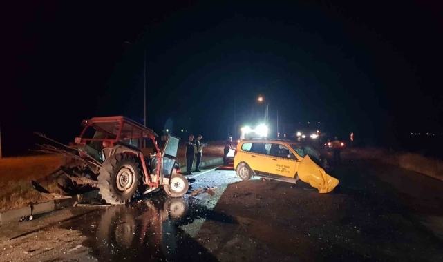 Ters şerde giren traktör taksi ile çarpıştı: 3 yaralı