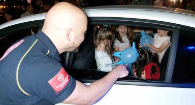 Trafik kazasından korkan çocukların yüzünü ambulans şoförü güldürdü