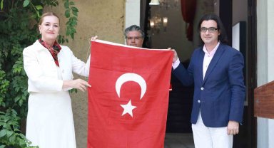 Türk askerini karşılayan 100 yıllık tarihi Türk bayrağı DEÜ'ye bağışlandı