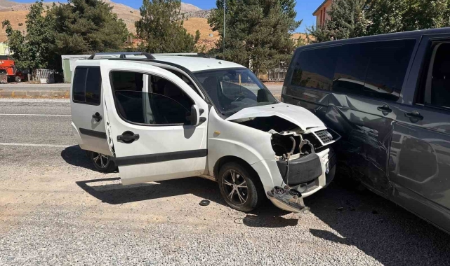 Üç aracın karıştığı kazada 1 kişi yaralandı