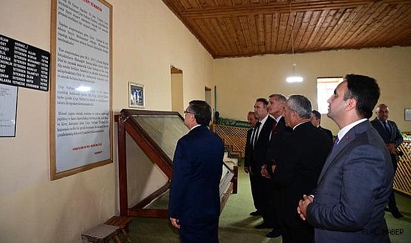 Vali Dr. Özarslan’dan Türbe Ziyareti