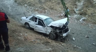 Virajı alamayan otomobil dereye uçtu: 1 yaralı