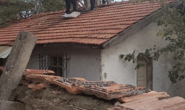 Yaşlı kadın yardım istedi, liseli öğrenciler tıkanan soba bacasını temizledi