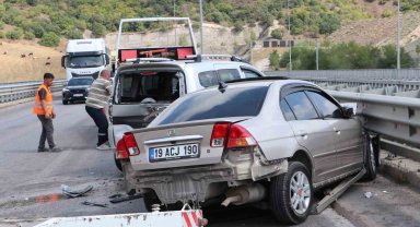 Yol çalışması nedeniyle trafiğin tek şeritten verildiği viyadükte kaza: 5 yaralı