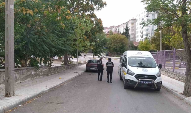 Yolda yürürken bıçaklandı