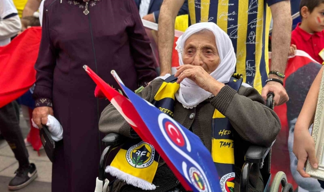 100 yaşındaki Fenerbahçe taraftarı Remziye nine Cumhuriyet Yürüyüşü'ne katıldı
