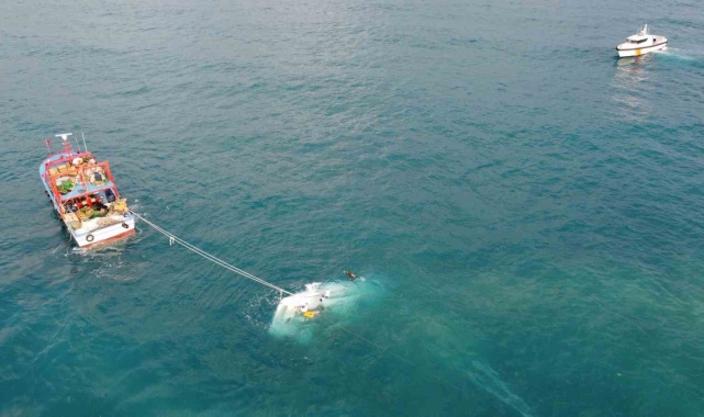 12 metrelik lüks tekne battı, 2 kişi sağ kurtuldu