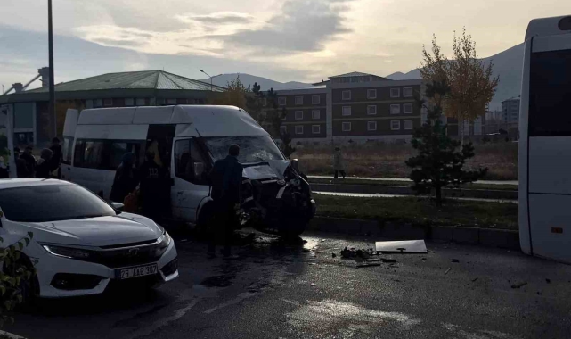 23 kişinin yaralandığı zincirleme kaza güvenlik kamerasına yansıdı