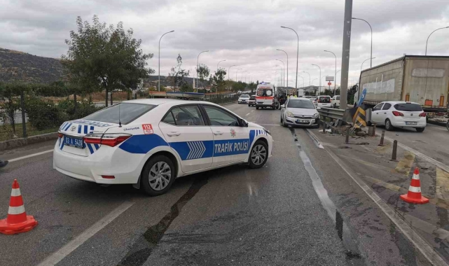 3 aracın karıştığı trafik kazasında karayolu bir süre trafiğe kapandı
