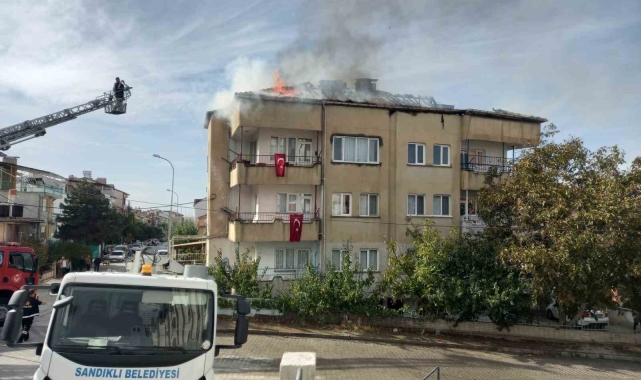 3 katlı binanın çatısı alevlere teslim oldu