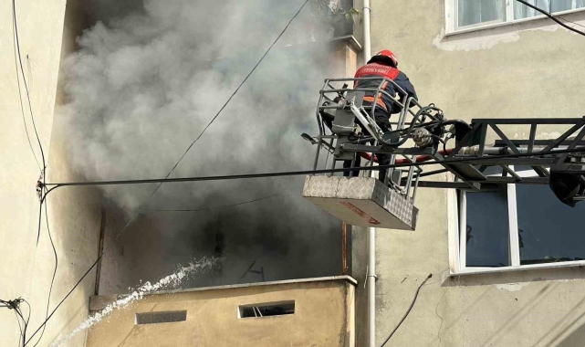 3 katlı binanın ikinci katında çıkan yangın panik oluşturdu