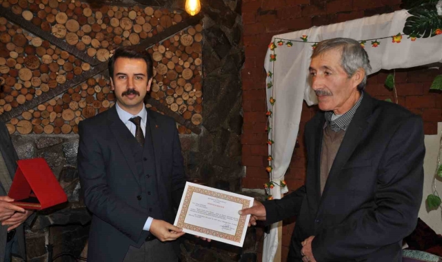 30 yıllık muhtar plaketle onurlandırıldı