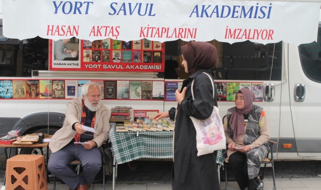 5 tır dolusu kitabı bulunan öğretim üyesinin kitapları evine sığmadı sokağa taştı