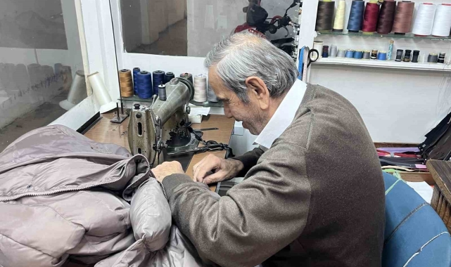 66 yıllık terzi, değişen mesleğe rağmen çalışmaya devam ediyor