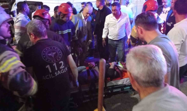 Ağaca çarpan minibüs devrildi: 1'i ağır 3 yaralı