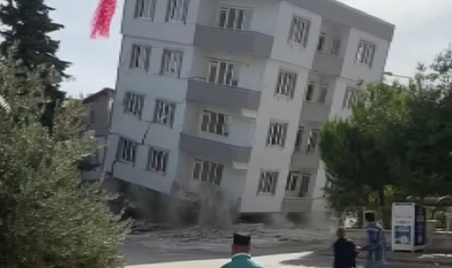 Ağır hasarlı bina yıkım esnasında kepçenin üzerine çöktü