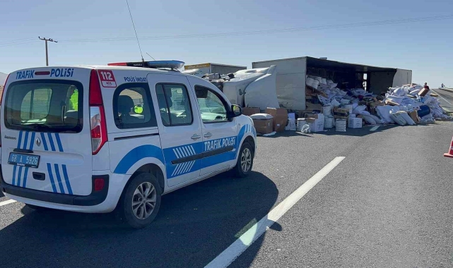 Aksaray'da tır devrildi: 2 yaralı