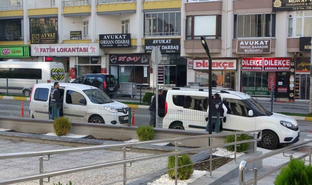 Alıkoydukları kişiyi gasp eden 3 kişi yakalandı