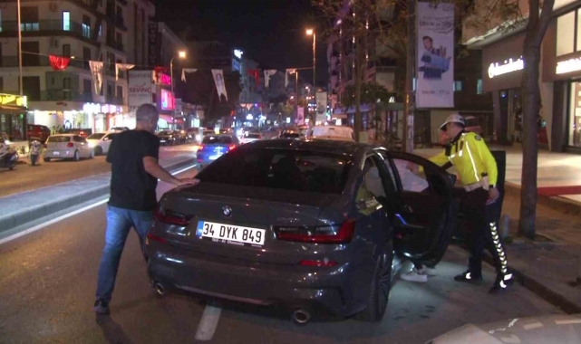 Alkollü sürücünün kontrolünden çıkan araç park halindeki otomobile çarptı