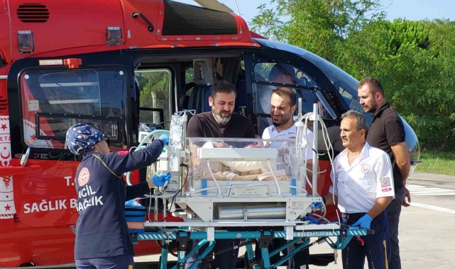 Ambulans helikopter 9 aylık bebek ve 79 yaşındaki yaşlı kadının yardımına yetişti