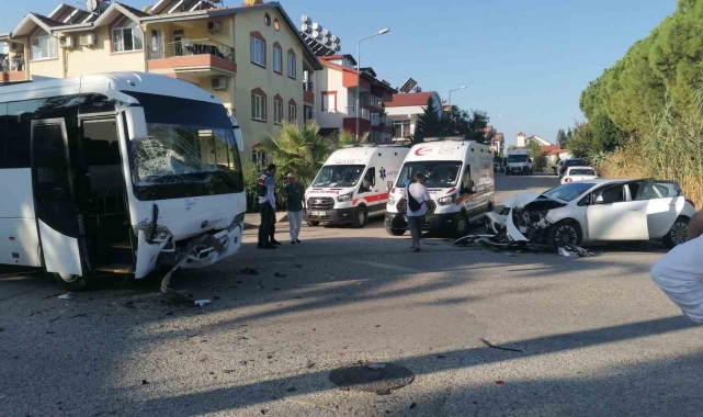 Antalya'da üç araçlı zincirleme kazada 3 kişi yaralandı