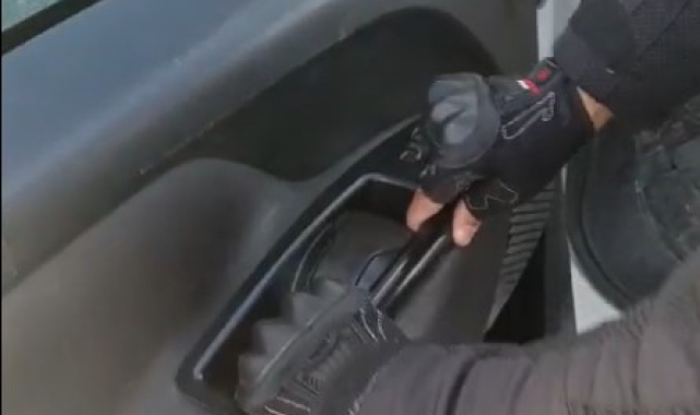 Araçta çorap içerisinde ruhsatsız tabanca ele geçirildi